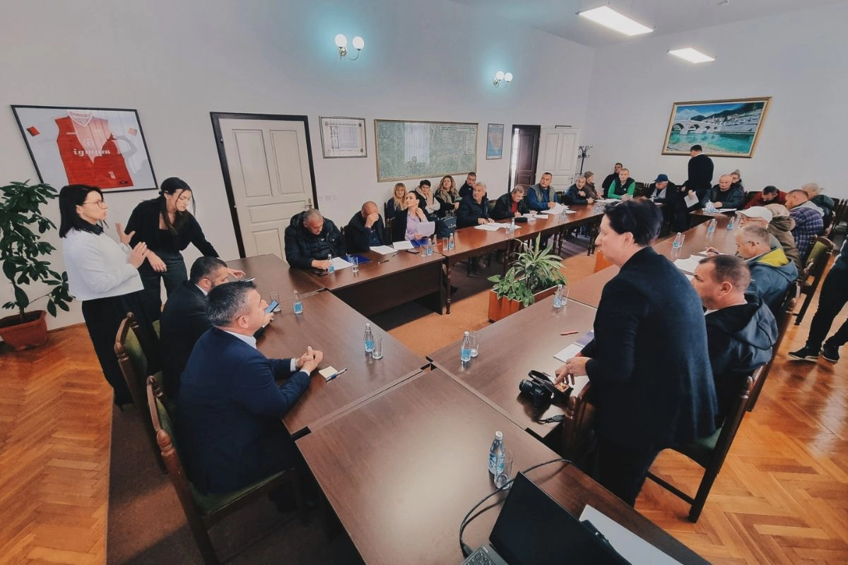 Pomozi.ba osigurala po 100.000 KM za porodice koje su pretrpjele totalnu štetu nakon poplava u Konjicu